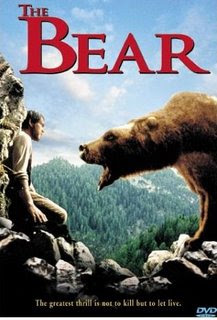 El Oso
Lejos de ser una de las típicas películas de animales, con apenas presencia humana y sin diálogos, El Oso (1988, Jean-Jacques Annaud) nos cuenta una historia desde una insólita perspectiva osunaTom (Tchéky Karyo) y el oso (Bart).  A través de los ojos de una pareja de osos vemos tratados temas tan importantes como la pérdida de la madre, el encuentro de un padre, el aprendizaje, la amistad, la lucha por la supervivencia, la compasión, la intrusión del hombre en la naturaleza, el hambre…