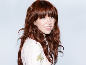 Η Carly Rae Jepsen διασκευάζει το Last Christmas!