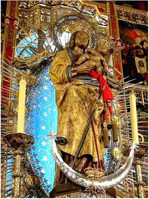 La Virgen de la Almudena con el Niño en Brazos. A sus Pies la luna en Cuarto Creciente.