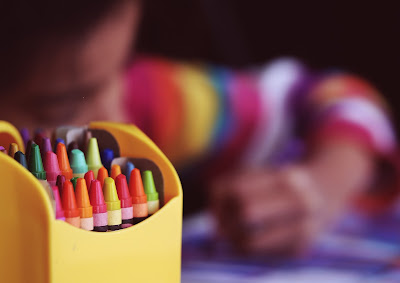 Niño coloreando con crayones