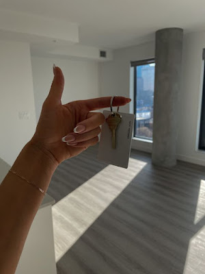 mulher mostra chaves do novo apartamento saiba como montar o seu