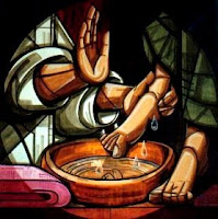 Jesus lava os pés de um discípulo - vitral