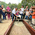    Javier Hernández Candanedo supervisa avance en la pavimentación de los caminos de la sierra.