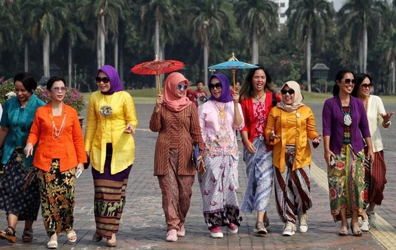 Hari Kartini diperingati setiap tahun pada tanggal 21 April. Biasanya para wanita memperingati hari Katini dengan mengenakan kebaya dengan berbagai warna dan corak.