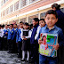 Estudiantes de primaria reciben libros de texto y tabletas electrónicas