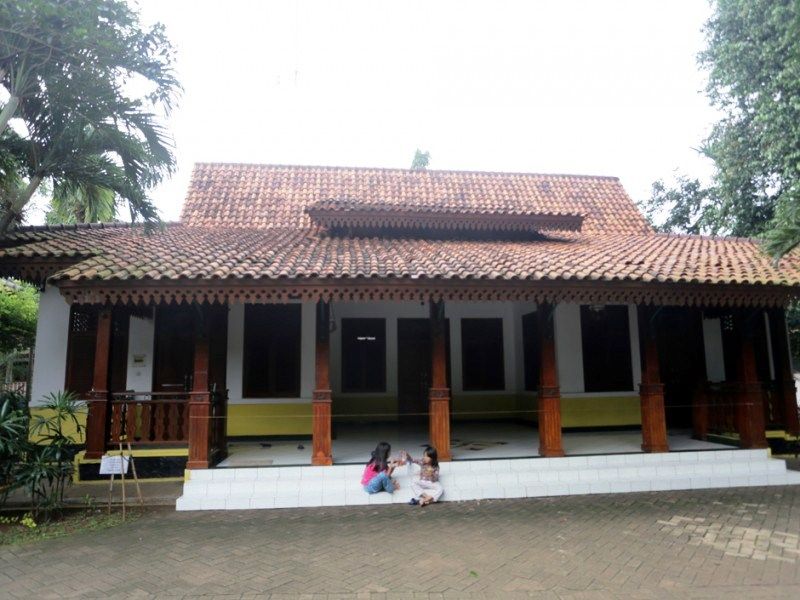  21 contoh  gambar desain rumah  adat betawi  modern  dan 