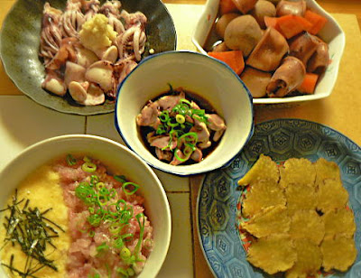 夕食の献立　里芋とイカの煮物　とろろ＆ネギトロ丼