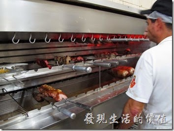 巴西窯烤OK-Grill。店家看到我們是外國人，所以讓我們進廚房參觀他們如何烤肉，現在的烤肉都改成現代式了，不過依然使用炭火來維持其香味。