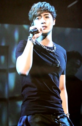 Foto de Kim Hyun Joong en el escenario