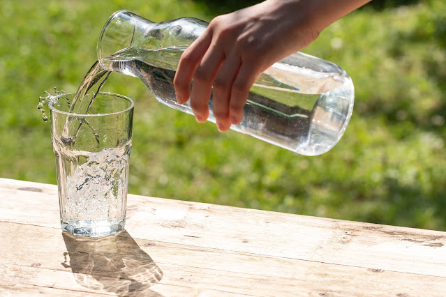 “Chillea. A veces nos ahogamos en un vaso de agua, mejor tómatelo”; campaña enfocada en el hábito de tomar agua en los jóvenes  