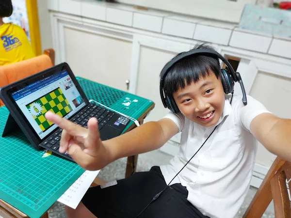 ▲大學伴透過遊戲闖關教學方式讓小朋友喜歡上英文學習。（福德國小提供）