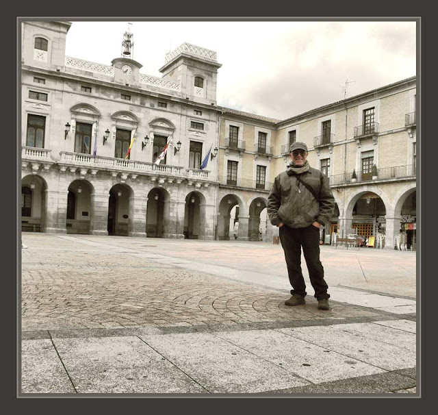 AVILA-PLAZA-AYUNTAMIENTO-FOTOS-VIAJES-PINTURA-PINTOR-ERNEST DESCALS-