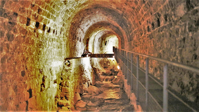 Túnel que transcurre bajo a una plaza y que canaliza un río.