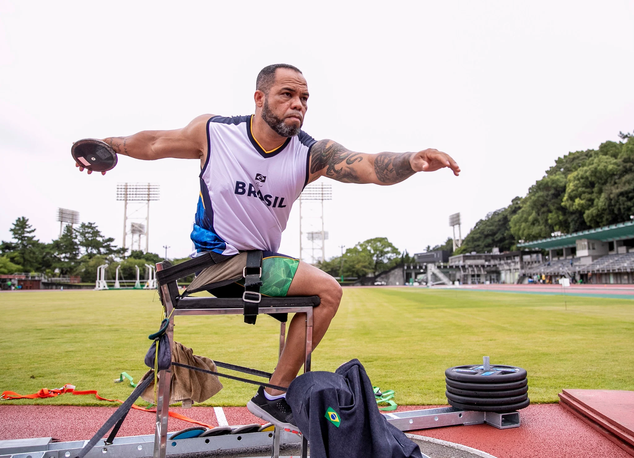 Com camisa de treino, Claudiney Santos se prepara para lançamento