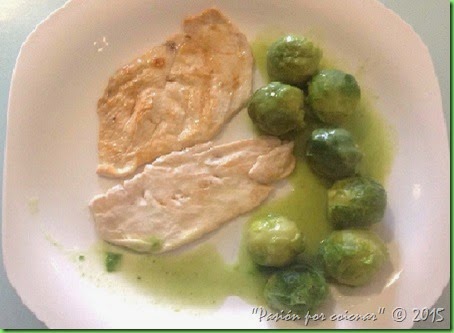 COLES DE BRUSELAS EN SU PROPIA SALSA  CON PECHUGAS A LA PLANCHA (Diabetes)