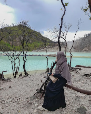 Menikmati keindahan alam pada liburan di Kawah Putih yang tenang dan damai