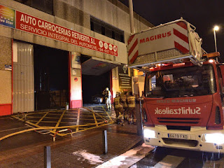 Incendio en un taller de coches en el polígono industrial Beurko Viejo