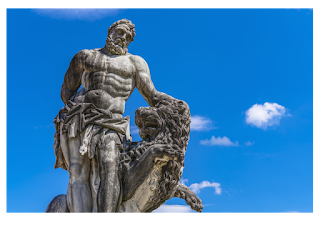 Ketika Hercules lahir di Alcmene, dia menamai dia Herakles. Tetapi di Romawi, Herakles diucapkan Hercules, yang merupakan nama yang kita gunakan untuk Hercules sampai hari ini. Hercules dalam mitologi Yunani adalah sosok hebat keberanian dan kekuatan otot. Keberanian Hercules membuatnya mendapatkan tempat di antara para dewa. Setelah dia meninggalkan dunia fana, dia menemukan posisi di Gunung Olympus, tempat tinggal para dewa.