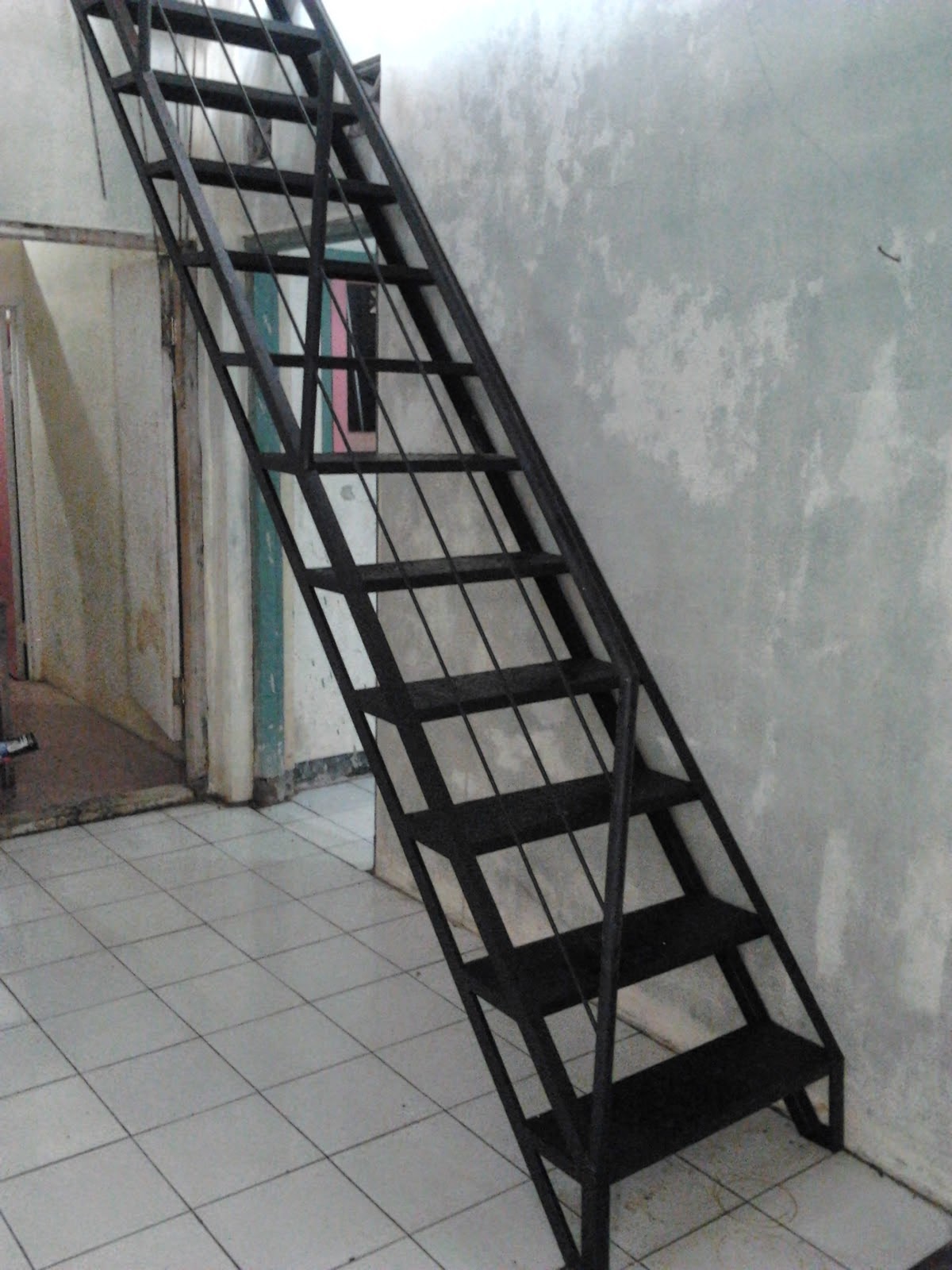 Desain Tangga Besi | Desain Properti Indonesia