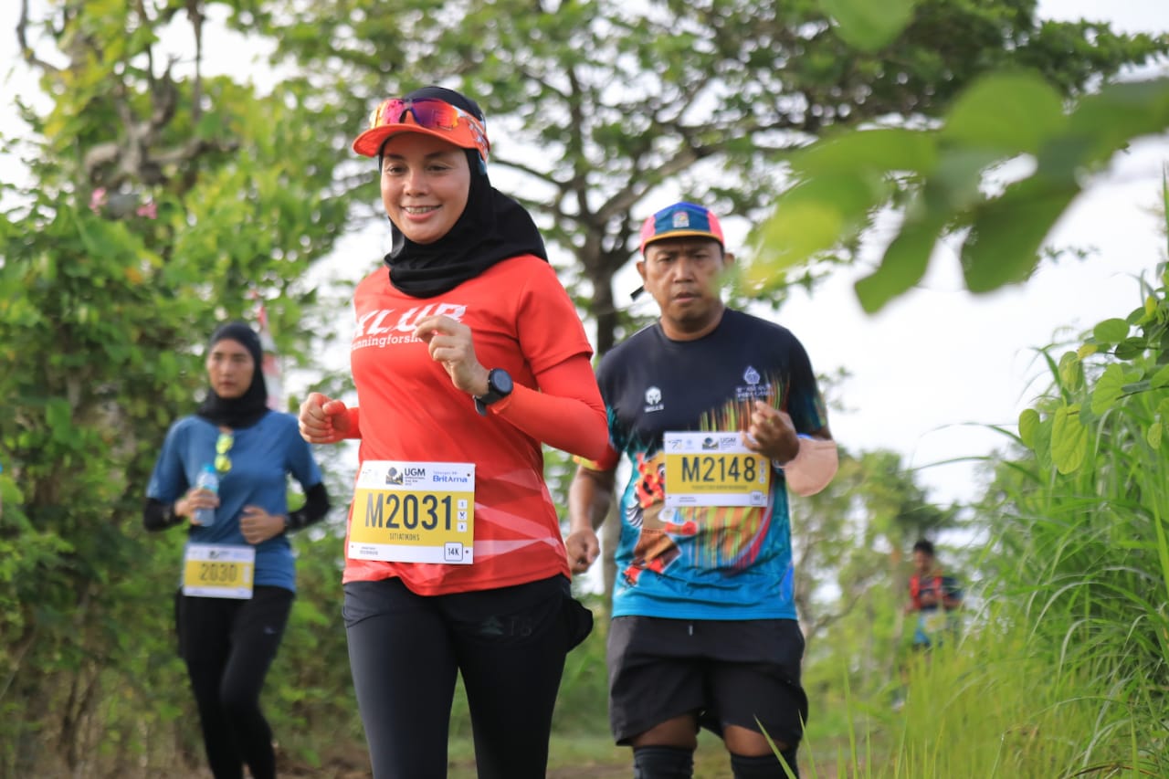 Catatkan Waktu 2 Jam 8 Menit, Atikoh Ganjar Pranowo Juara 3 Kategori Master Female 14K Trail Run di Wanagama