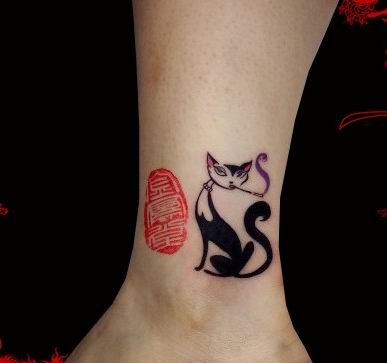 I love this cat tattoo.
