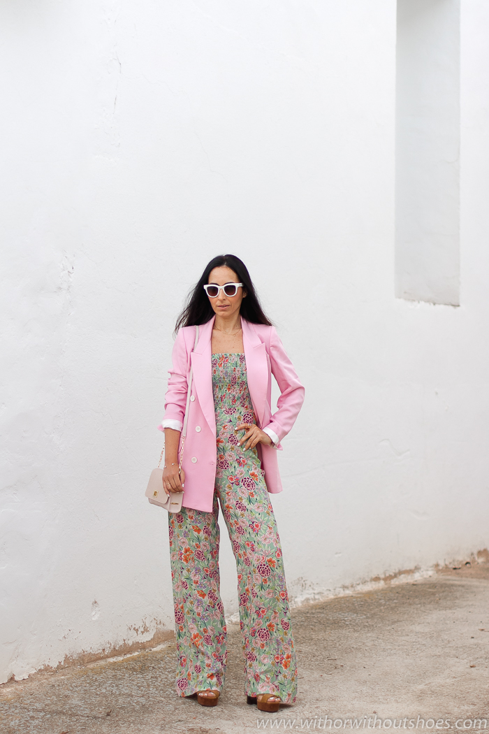 Look Urban Chic con traje chaqueta blazer cruzada rosa mono pantalon ancho flores de Zara BLog de moda tendencias belleza estilo de Valencia
