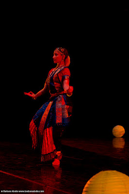 TEATRO GRECO DI ROMA Rassegna "Che Danza Vuoi?" XIV ediz. - 2011 ASSOCIAZIONE CULTURALE ORCHESTÉS presenta  "MATRI"  DEE E DONNE DALLE DANZE DELL'INDIA DEL SUD Marialuisa Sales e Marzia Colitti  Foto: Barbara Abate  19 ottobre 2011 Marialuisa Sales e Marzia Colitti Danze Liturgiche e Danze d’Amore dalla tradizione sacra dell’India. Protagoniste sono sempre le donne, donne innamorate, donne che si rapportano al loro Amato o alla Divinità, in una progressione di stati ove l’Amore umano si trasforma nell’Amore Divino. Foto: Barbara Abate