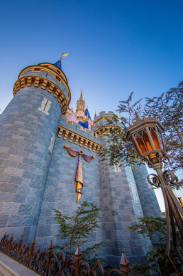 神奇王國樂園灰姑娘城堡已開始加上首款50週年慶典主題裝飾, DisneyWorld50-Cinderella-first-piece-of-EARidescent-decorations, Walt Disney World Resort, WDW