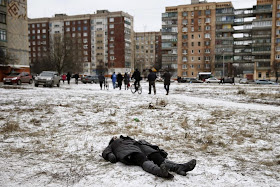 The body of a woman killed by recent shelling lies on a street in the residential sector in the town of Kramatorsk, eastern Ukraine February 10, 2015. REUTERS/Gleb Garanich