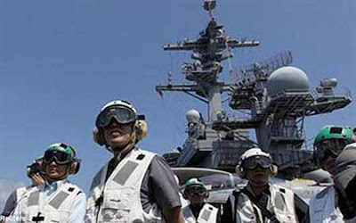 Giới chức Philippines thăm tàu sân bay Mỹ USS Carl Vinson tới Manila hồi tháng trước.