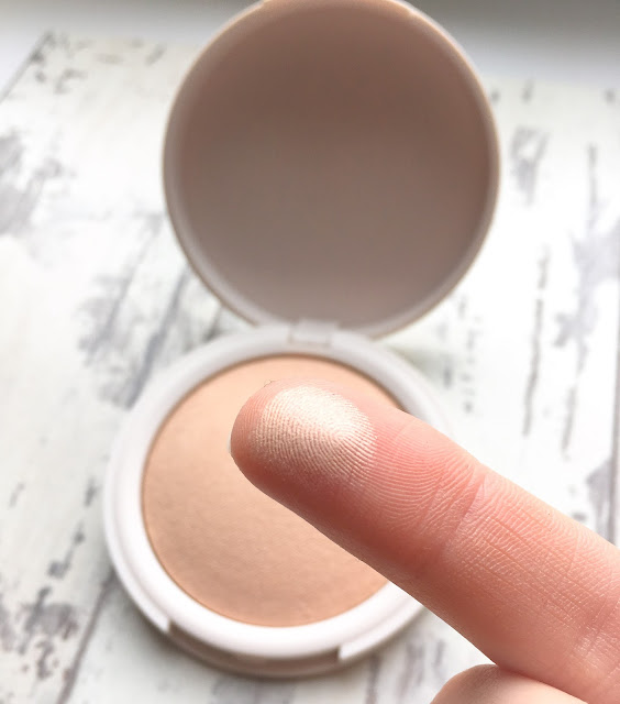 My search for an amazing highlighter that doesn't break the bank brought me to Topshops range. But how does it pan out?