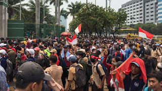 Pelajar STM Demo di Depan DPR, Blokir Jalan hingga Bakar Petasan