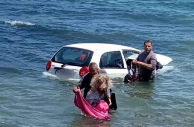 Απίστευτες εικόνες:Περαστικοί έσωσαν γυναίκα που έπεσε με το ΙΧ της στην θάλασσα!