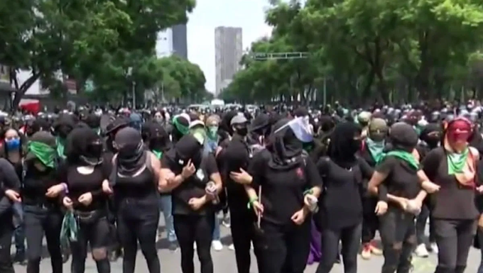 Rijosas feministas lesionan a martillazos mano de policía durante marcha feminista