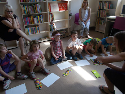 zajęcia dla dzieci w czytelni biblioteki prowadzi Anna Wilczyńska-Kubiak, Bocianowo Londynek