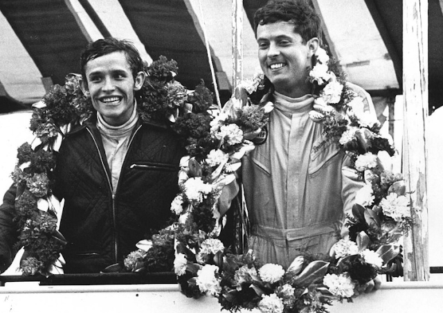 Jacky Ickx viert de overwinning in de 24 uur van Le Mans