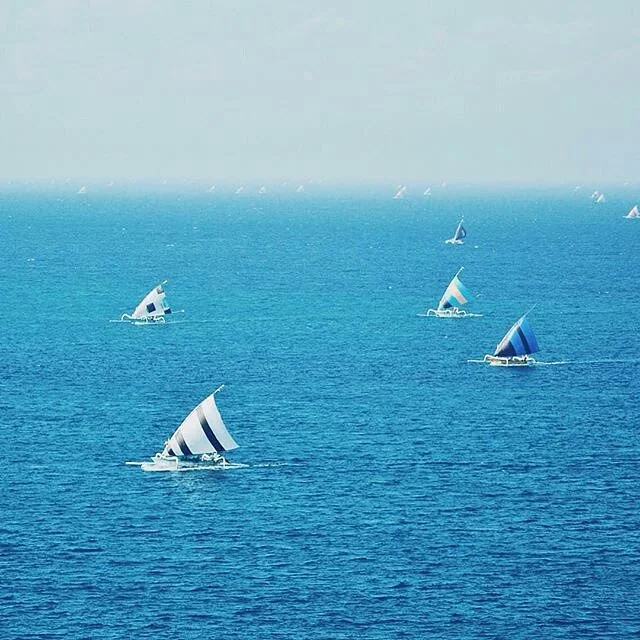 parasailing di pantai sengigi lombok