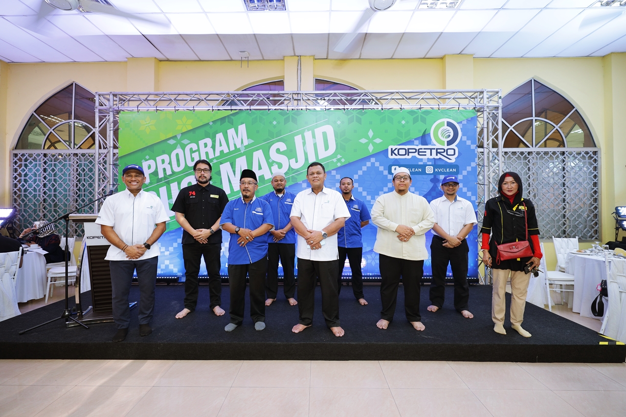 KOPETRO Jalin Kerjasama Bersama Persatuan Seniman Malaysia Dalam Program Cuci Masjid