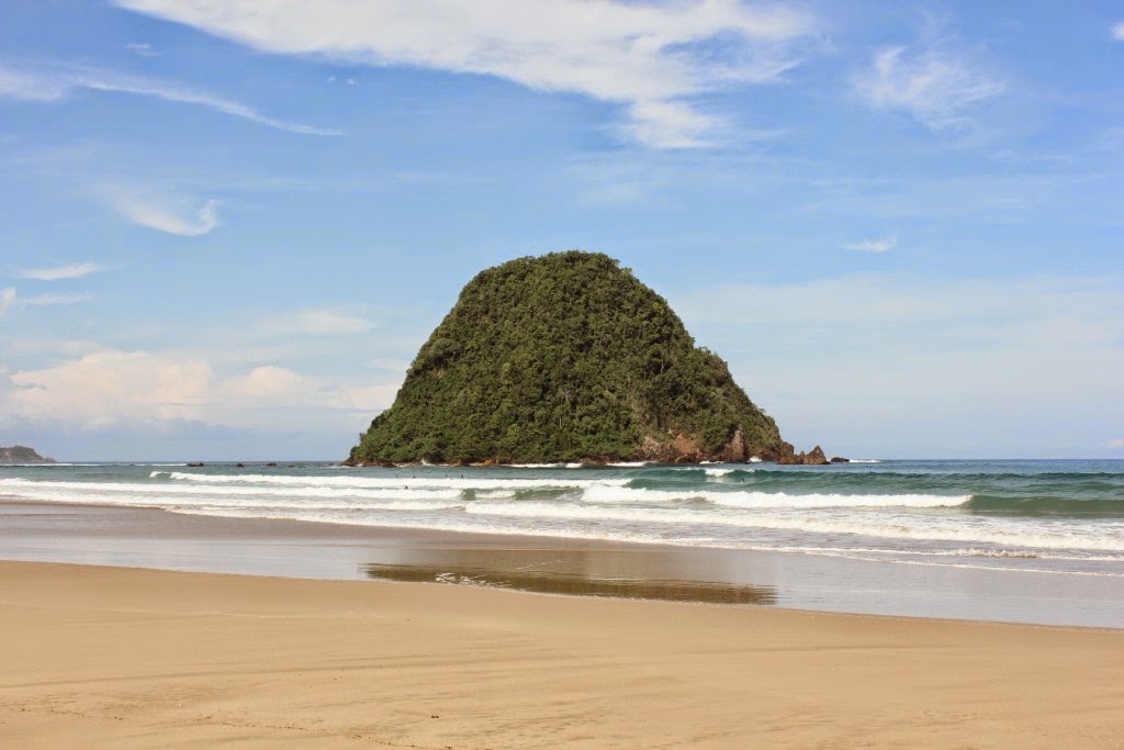 Pantai Pulau Merah Banyuwangi