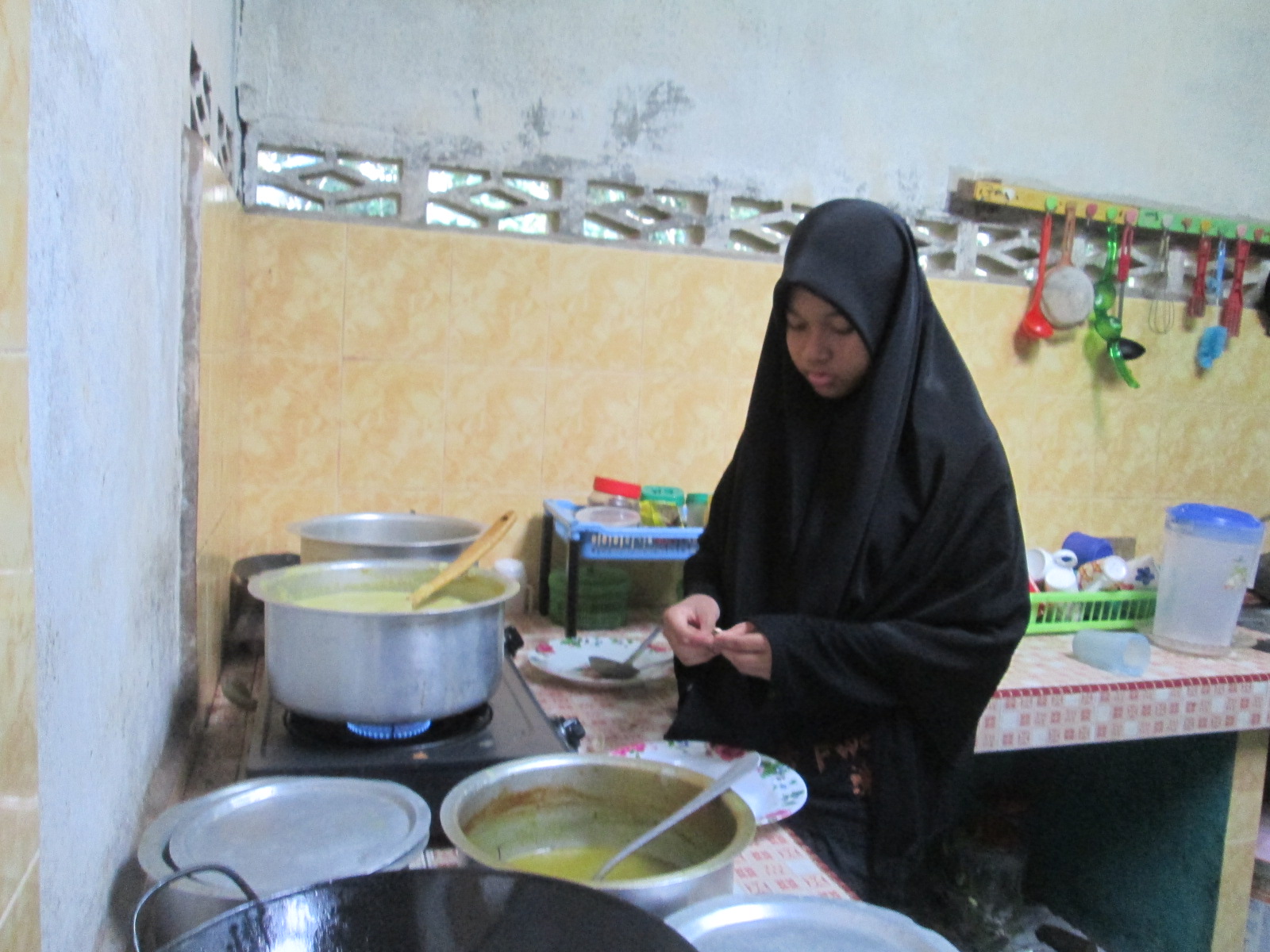  Gambar  Orang Memasak  Di  Dapur  Desainrumahid com