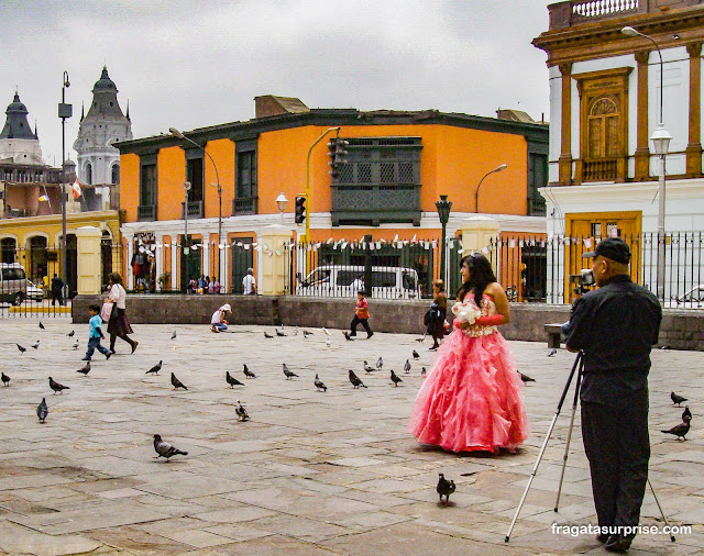 Quiceañera posa para foto no Centro Histórico de Lima