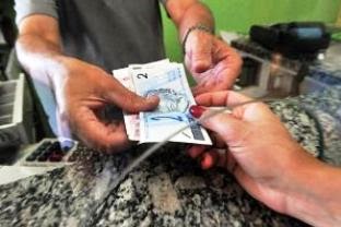 Entra em vigor novo salário mínimo de R$ 724, a partir desta quarta-feira (1º)