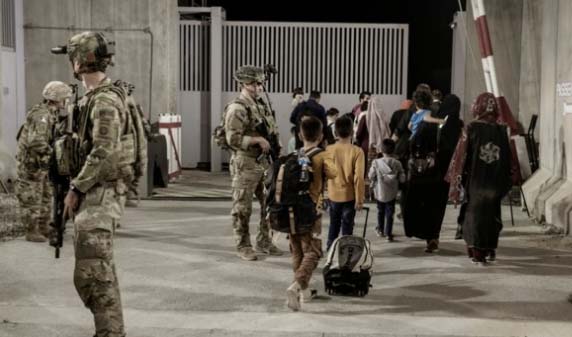 US-Soldaten haben weiterhin die Kontrolle über den Flughafen in Kabul, wo sie einer ständigen Bedrohung durch Terrorangriffe ausgesetzt sind.