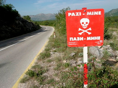 Cartelli indicanti mine lungo le strade della Bosnia