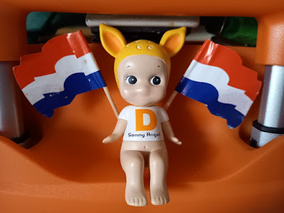 Donny met 2 vlaggetjes op een oranje achtergrond