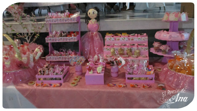 Fofucha quinceañera y mesa de dulces