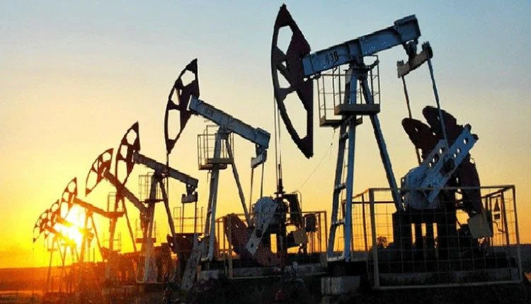 أسعار النفط تتجه نحو الانخفاض لرابع أسبوع على التوالي مع نمو العرض