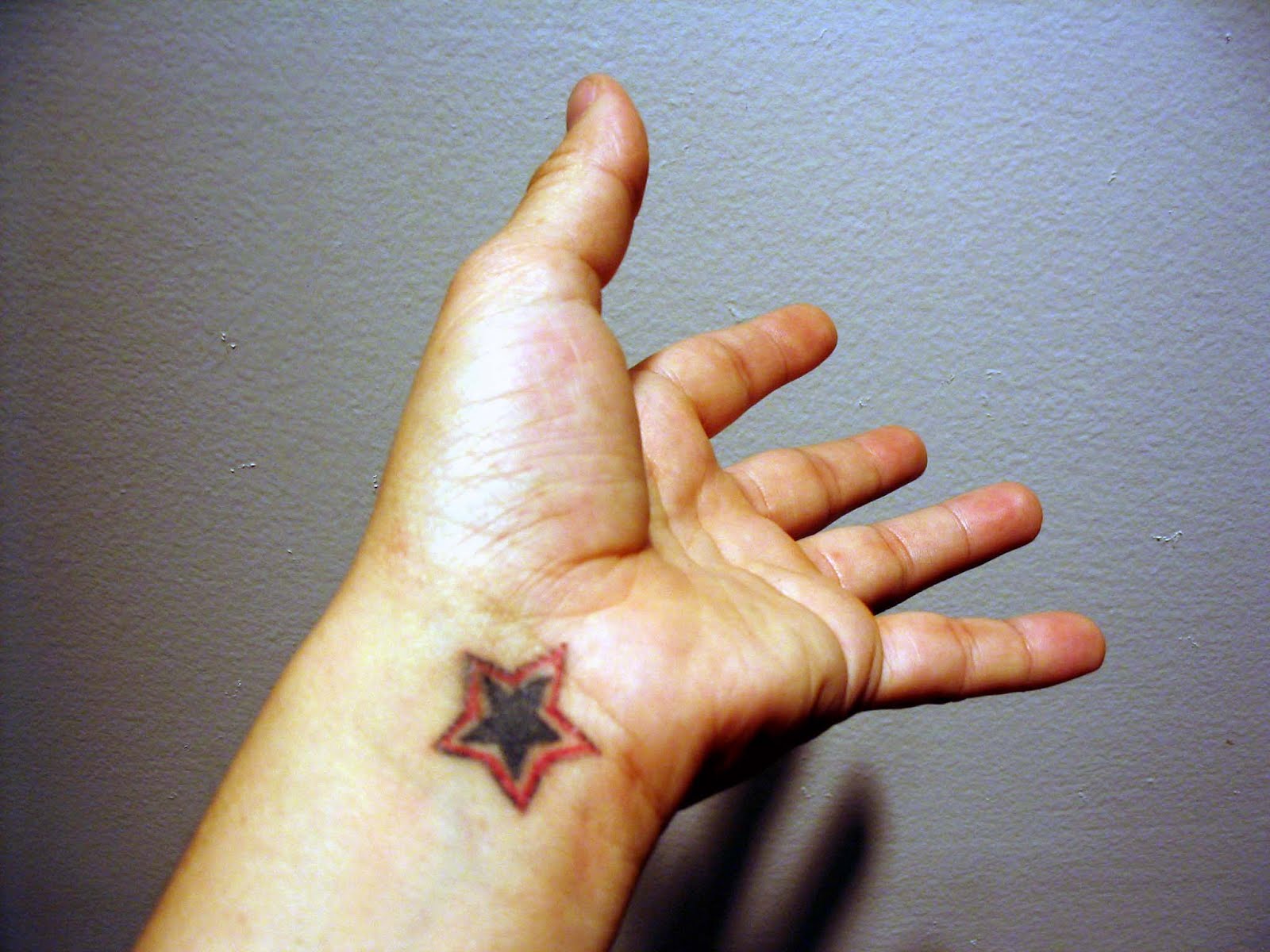 Pequena Tatuagem de Estrela no Pulso