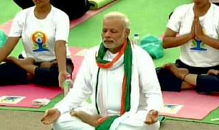 वर्ष 2018 के लिए योग के प्रोत्‍साहन और विकास में असाधारण योगदान के लिए नासिक के श्री विश्‍वास मांडलिक और योग संस्‍थान, मुम्‍बई को प्रधानमंत्री का पुरस्‍कार (Prime Minister’s Award for outstanding contribution for promotion and development of Yoga for the year 2018.) दिया जाएगा।    21 जून 2016 को चंडीगढ़ में आयोजित दूसरे अंतरराष्‍ट्रीय योग दिवस के अवसर पर प्रधानमंत्री ने योग के प्रोत्‍साहन और विकास के लिए पुरस्‍कार गठित करने की घोषणा की थी। आयुष मंत्रालय ने पुरस्‍कारों के लिए दिशा निर्देशों को विकसित किया।    2017 के लिए यह पुरस्‍कार राममणि आयंगर स्‍मारक योग संस्‍थान, पुणे को दिया गया था। पुरस्‍कार विजेताओं को एक ट्रॉफी, प्रमाण पत्र तथा नकद पुरस्‍कार से सम्‍मानित किया जाएगा। नकद पुरस्‍कार राशि 25 लाख रूपये की होगी।     श्री विश्‍वास मांडलिक    श्री विश्‍वास मांडलिक ने प्रमाणिक पतंजलि और हठ योग का गूढ ज्ञान प्राप्‍त किया है। उन्‍होंने अध्‍ययन के जरिए भागवत गीता और उपनिषद का ज्ञान प्राप्‍त किया और पिछले 55 वर्षों के प्राचीन हस्‍तलिपियों का अध्‍ययन किया। उन्‍होंने 1978 में योग विधा धाम की पहली शाखा की स्‍थापना की। आज देश में इसके 160 केन्‍द्र हैं। उन्‍होंने योग शिक्षा के लिए 1983 में योग संस्‍थान – योग विद्या गुरूगुल की स्‍थापना की। उन्‍होंने 1994 में भारत के दूर दराज के हिस्‍सों में योग को लोकप्रिय बनाने के लिए योग चैतन्‍य सेवा प्रतिष्‍ठान, ट्रस्‍ट की स्‍थापना की। उन्‍होंने 42 पुस्‍तके लिखी और विभिन्‍न प्रशिक्षण पाठयक्रमों को कवर करते हुए 300 सीडी बनाये।     योग संस्‍थान, मुम्‍बई    श्री योगेन्‍द्र जी द्वारा 1918 में स्‍थापित योग संस्‍थान, मुम्‍बई के 100 वर्ष पूरे हो गये हैं और संस्‍थान ने अपनी इस यात्रा में 10 मिलियन से अधिक लोगों के जीवन को छुआ है। संस्‍थान ने 5000 से अधिक योग शिक्षक तैयार किये हैं और 500 से अधिक प्रकाशन कार्य किये हैं। योग संस्‍थान ने पिछले 10 दशकों में समग्र योग के प्रोत्‍साहन और विकास में योगदान दिया है और स्‍थानीय तथा विश्‍व स्‍तर पर समाज के प्रत्‍येक वर्ग की सेवा की है।