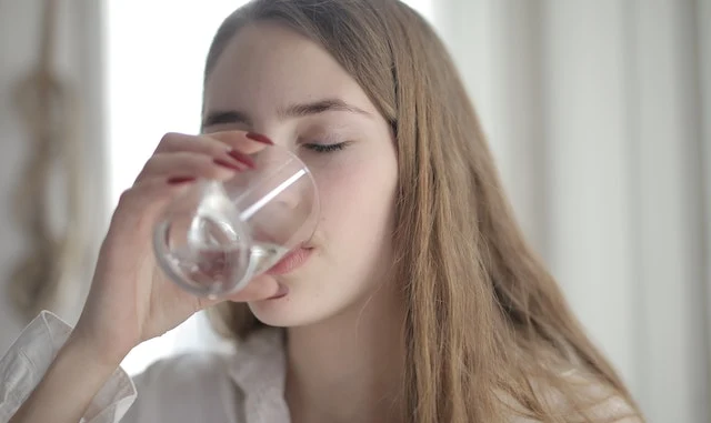 إليك 7 فوائد لشرب الماء عند الاستيقاظ